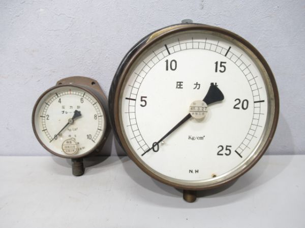 大型SL圧力計と一般圧力計(SLではない)の組
