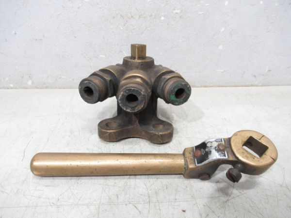 SL 砂撒弁ハンドル と シリンダー排水弁